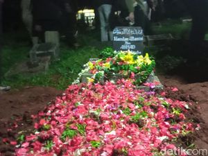 Video: Isak Tangis Iringi Pemakaman Jenazah Hamdan ATT Video: Isak Tangis Iringi Pemakaman Jenazah Hamdan ATT