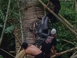 Jembatan Bambu Penghubung Antarkampung di Pandeglang Ambruk
