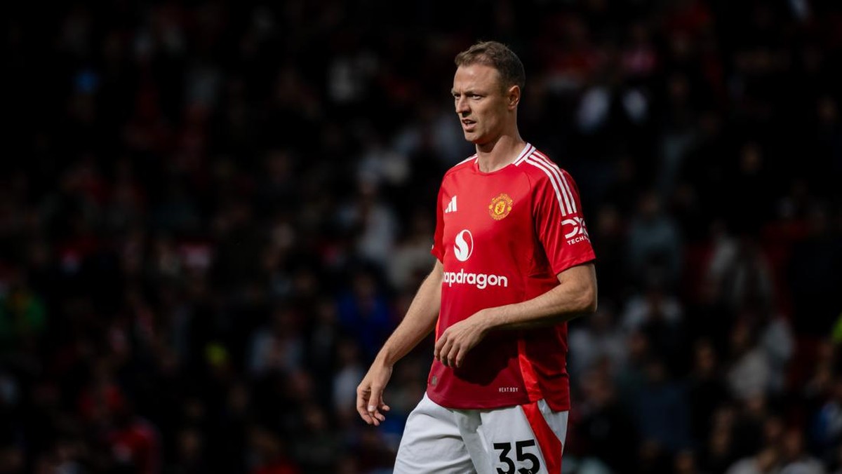 Jonny Evans resmi pensiun sebagai pemain, dan lanjut bekerja di Manchester United. (Foto: Ash Donelon/Manchester United via Getty Images)