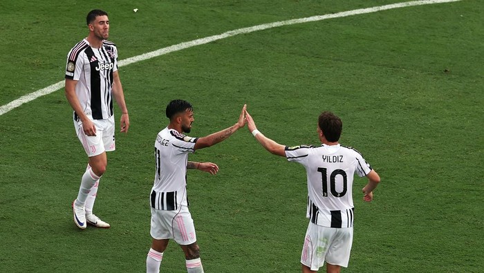 Soccer Football - FIFA Club World Cup - Group G - Juventus v Manchester City - Camping World Stadium, Orlando, Florida, U.S. - June 26, 2025 Juventus Dusan Vlahovic celebrates scoring their second goal with Juventus Kenan Yildiz and Juventus Nicolas Gonzalez REUTERS/Amanda Perobelli