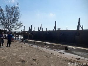 Terbawa Angin Kencang, Kapal Tongkang Terdampar di Pantai Brebes
