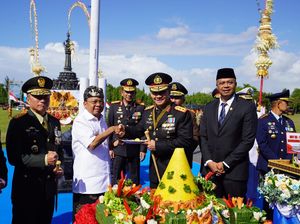 Hadiah Tumpeng dari Forkopimda untuk Kapolda Bali di Hari Bhayangkara ke-79 Hadiah Tumpeng dari Forkopimda untuk Kapolda Bali di Hari Bhayangkara ke-79