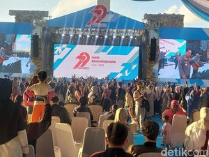 Video: Momen Kapolri Duet bareng Iwan Fals di HUT Ke-79 Bhayangkara Video: Momen Kapolri Duet bareng Iwan Fals di HUT Ke-79 Bhayangkara