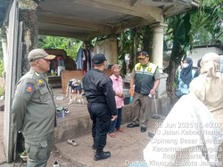 Nenek Ira Puluhan Tahun Tinggal di Nisan Kuburan China, Satpol PP Turun Tangan