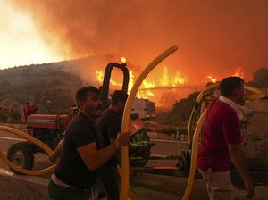 Kebakaran Hutan Landa Turki, 50.000 Orang Dievakuasi Kebakaran Hutan Landa Turki, 50.000 Orang Dievakuasi