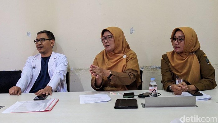 Kepala Bidang Pencegahan dan Pengendalian Penyakit (P2P) Dinkes Tulungagung, Desi Lusiana dikala menyodorkan hasil laboratorium sampel sisa masakan soto posyandu yang meracuni puluhan warga Tulungagung. Kepala Bidang Pencegahan dan Pengendalian Penyakit (P2P) Dinkes Tulungagung, Desi Lusiana dikala menyodorkan hasil laboratorium sampel sisa masakan soto posyandu yang meracuni puluhan warga Tulungagung.