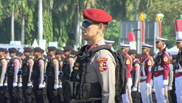 Komandan Upacara Hari Bhayangkara ke-79 Irjen Dadang Hartanto (dok. YouTube Setpres) Komandan Upacara Hari Bhayangkara ke-79 Irjen Dadang Hartanto (dok. YouTube Setpres)