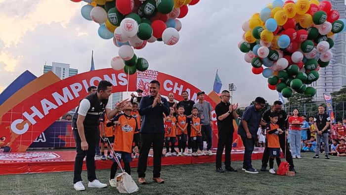 Liga Anak Indonesia Liga Anak Indonesia seri Nasional telah dibuka oleh Kementeri Pemuda dan Olahraga (Kemenpora). Wakil Menpora, Taufik Hidayat, menyebut masa depan sepakbola ada di anak-anak.