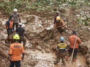 Tebing 250 Meter di Tasikmalaya Longsor, Dua Orang Petani Tertimbun