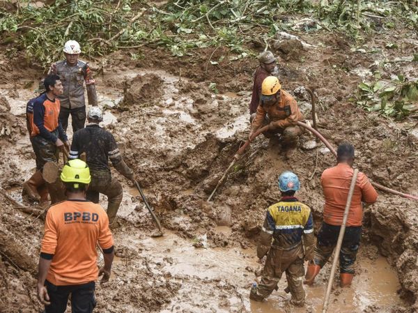 Tebing 250 Meter di Tasikmalaya Longsor, Dua Orang Petani Tertimbun