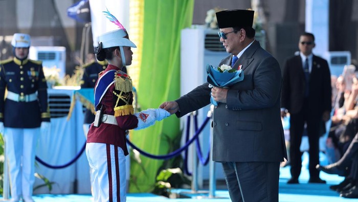 Momen Prabowo Berikan Suvenir ke Komandan Polisi Cilik di Hari Bhayangkara Momen Prabowo Berikan Suvenir ke Komandan Polisi Cilik di Hari Bhayangkara