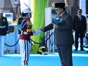 Senyum Prabowo Saat Berikan Suvenir ke Polisi Cilik di Hari Bhayangkara Senyum Prabowo Saat Berikan Suvenir ke Polisi Cilik di Hari Bhayangkara