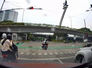 Viral Pemotor Nakal Terobos Lampu Merah di Pancoran, Berujung Tabrakan! Viral Pemotor Nakal Terobos Lampu Merah di Pancoran, Berujung Tabrakan!