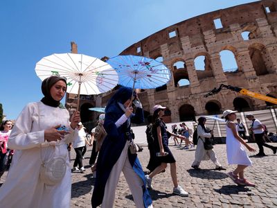 Neraka Bocor di Roma, Wisatawan Kewalahan