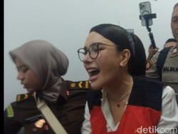 Nikita Mirzani Semringah Disambut Pendukung Jelang Sidang Lawan Reza Gladys