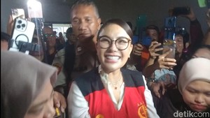 Nikita Mirzani Tebar Senyum Terus Jelang Sidang