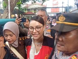 Video Senyum Nikita Mirzani di Sidang Lawan Reza Gladys