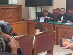Tangis Kerinduan Nikita Mirzani untuk Ketiga Anak di Ruang Sidang