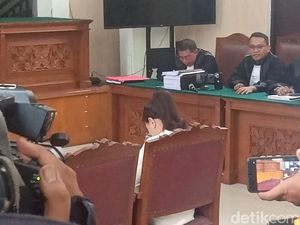 Tangis Kerinduan Nikita Mirzani untuk Anak di Ruang Sidang Tangis Kerinduan Nikita Mirzani untuk Anak di Ruang Sidang
