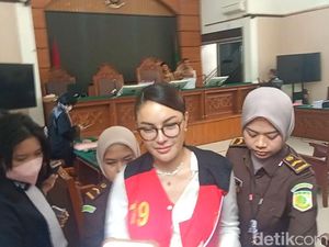 Luapkan Emosi, Nikita Mirzani Sebut Tindakan Zalim JPU Luapkan Emosi, Nikita Mirzani Sebut Tindakan Zalim JPU