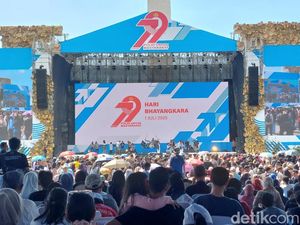 Antusiasme Masyarakat Nonton Hiburan Hari Bhayangkara Ke-79 di Monas
