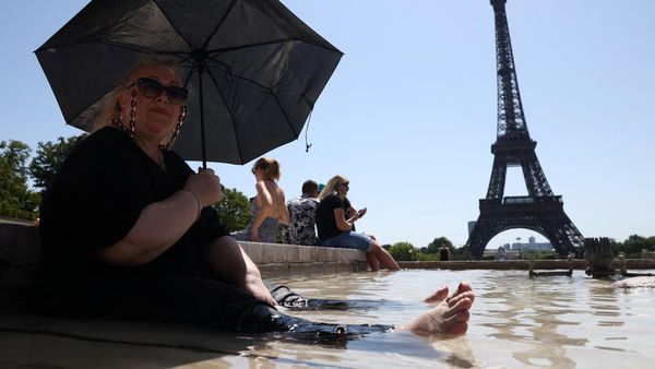 Paris Panas Menyengat, Turis Nyebur ke Kolam Dekat Menara Eiffel