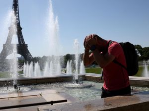 Video: Gelombang Panas Terjang Eropa, Puncak Menara Eiffel Ditutup Video: Gelombang Panas Terjang Eropa, Puncak Menara Eiffel Ditutup