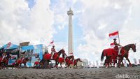 Pasukan Berkuda Polri Meriahkan Parade HUT Bhayangkara Ke-79