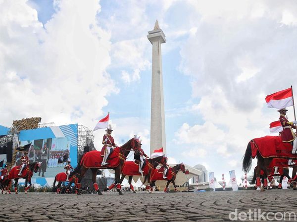 Pasukan Berkuda Polri Meriahkan Parade HUT Bhayangkara Ke-79