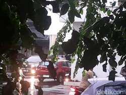 KPK Bawa Kardus Usai 6 Jam Geledah Kantor PUPR Sumut