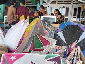 Libur Sekolah, Perajin Layang-layang di Sidoarjo Kebanjiran Pesanan Libur Sekolah, Perajin Layang-layang di Sidoarjo Kebanjiran Pesanan