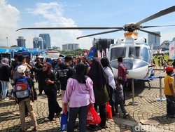 Senangnya Warga ke HUT Bhayangkara di Monas, Foto-foto hingga Nikmati Konser
