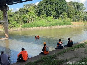 Polisi Sebut Wanita Lompat dari Jembatan Jurug Solo Mahasiswi UNS Polisi Sebut Wanita Lompat dari Jembatan Jurug Solo Mahasiswi UNS