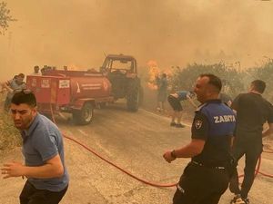 Ngerinya Kebakaran Hutan di Turki, 50.000 Orang Dievakuasi Ngerinya Kebakaran Hutan di Turki, 50.000 Orang Dievakuasi