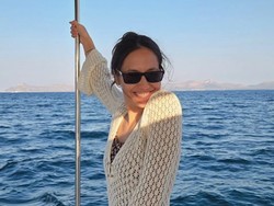 Gaya Pevita Pearce Naik Yacht Bareng Suami, Tampil Natural Berbikini Leopard