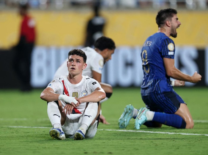Soccer Football - FIFA Club World Cup - Round of 16 - Manchester City v Al Hilal - Camping World Stadium, Orlando, Florida, U.S. - June 30, 2025 Manchester City's Phil Foden looks dejected after the match REUTERS/Lee Smith