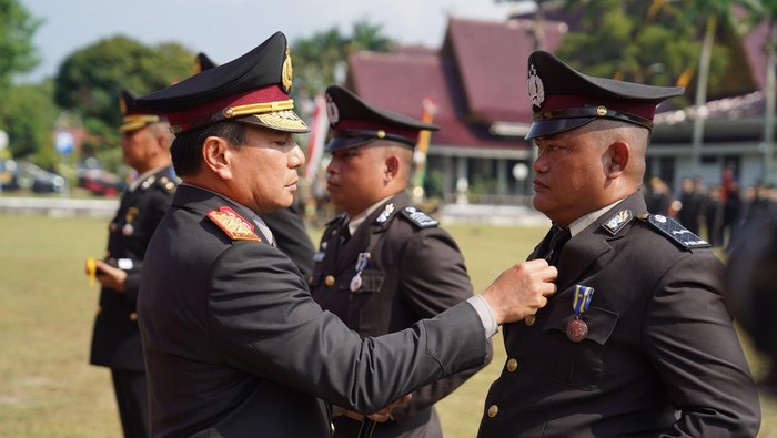 Polda RIau memperingati puncak Hari Bhayangkara ke-79 di kantor gubernur Riau, Selasa (1/7/2025). Polda RIau memperingati puncak Hari Bhayangkara ke-79 di kantor gubernur Riau, Selasa (1/7/2025).