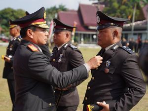 Kapolda Riau Beri Penghargaan 7 Polisi Berprestasi di Hari Bhayangkara ke-79 Kapolda Riau Beri Penghargaan 7 Polisi Berprestasi di Hari Bhayangkara ke-79