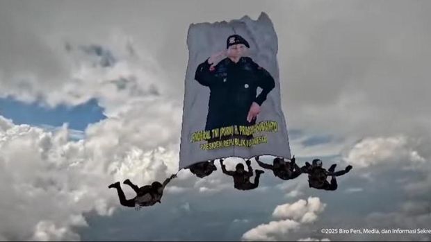 Polri juga mengibarkan bendera tampang Presiden Prabowo di udara (Tangkapan layar YouTube Setpres).