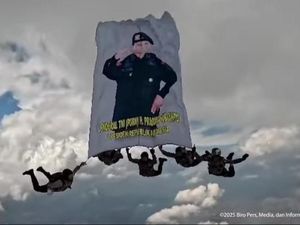 Video Bendera Raksasa Bergambar Prabowo Terbentang di Langit Jakarta