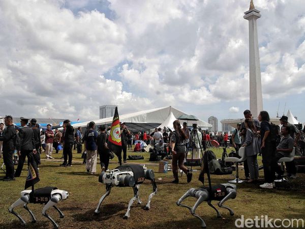 Robot Berompi Polri Bikin Heboh di Hari Bhayangkara Ke-79