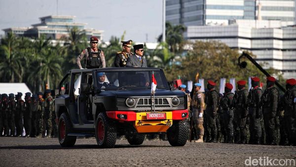 Prabowo Inspeksi dan Beri Bintang Saat HUT Bhayangkara