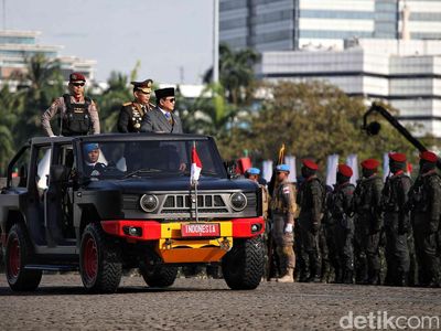 Prabowo Inspeksi dan Beri Bintang Saat HUT Bhayangkara