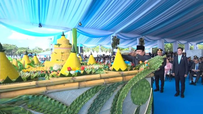 Prabowo potong tumpeng di Hari Bhayangkara ke-79 di Monas, Jakarta Pusat.