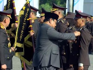 Prabowo Sematkan Penghargaan Bintang Bhayangkara Nararya ke 3 Personel Polri
