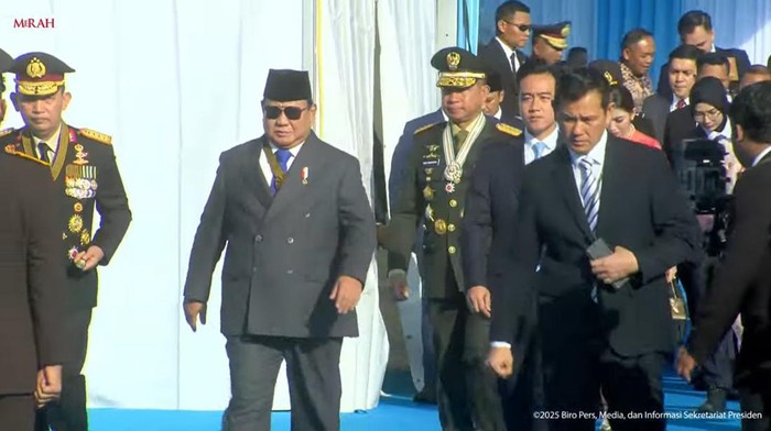 Presiden Prabowo dan Wapres Gibran menghadiri puncak perayaan Hari ke-79 Bhayangkara. Kapolri Jenderal Sigit menyambut pribadi keduanya di saat tiba di Monas. (Tangkapan layar YouTube).