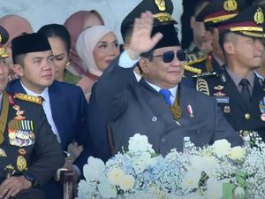 Momen Prabowo Full Senyum Saat Upacara Hari Bhayangkara Ke-79 di Monas