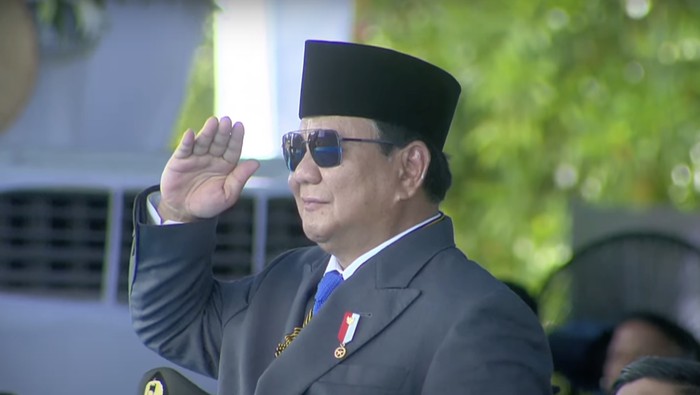 Presiden Prabowo Subianto Presiden Prabowo Subianto hormat dalam Hari Bhayangkara ke-79 di Monas