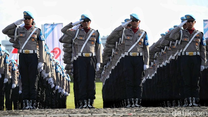 Presiden Prabowo Subianto bareng  Kapolri Jenderal Listyo Sigit Prabowo memeriksa pasukan di saat Hari Bhayangkara ke-79 di Monas, Jakarta Pusat, Selasa (1/7/2025). Prabowo dan Kapolri memeriksa pasukan dengan menaiki kendaraan Maung.