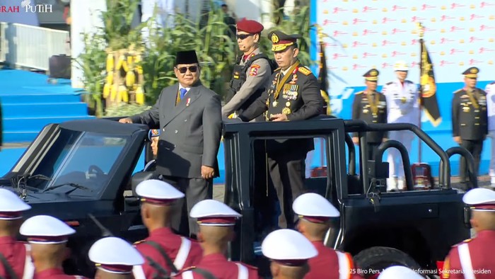 Presiden Prabowo Subianto ditemani Kapolri Jenderal Listyo Sigit Prabowo melaksanakan investigasi pasukan HUT Bhayangkara ke-79 di Monas, Jakarta Pusat, Selasa (1/7/2025). Presiden Prabowo Subianto ditemani Kapolri Jenderal Listyo Sigit Prabowo melaksanakan investigasi pasukan HUT Bhayangkara ke-79 di Monas, Jakarta Pusat, Selasa (1/7/2025).